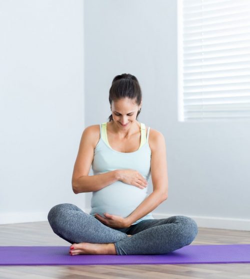 Conecta con tu bebé a través del yoga prenatal
